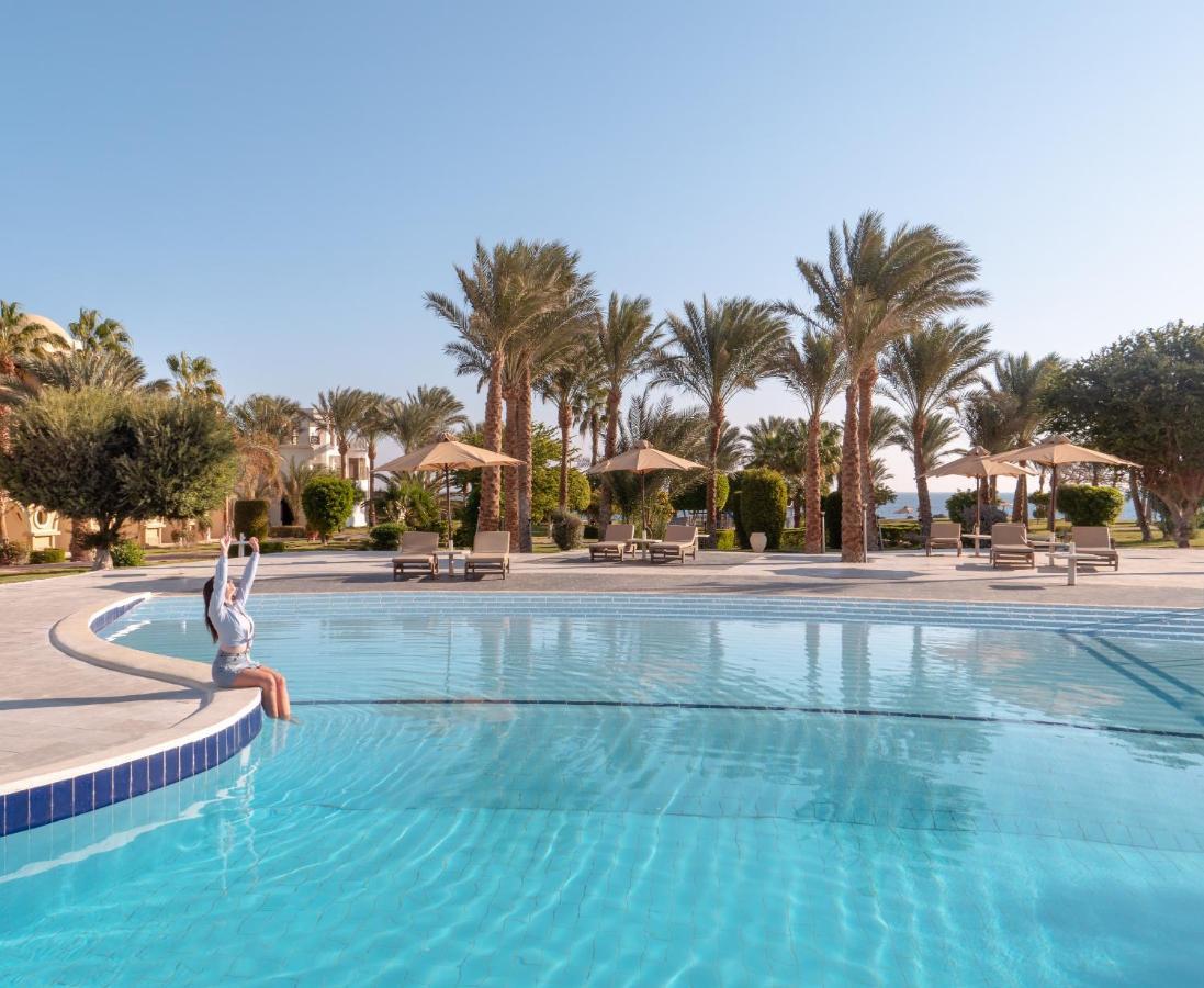 Serenity Alpha Beach - Ex Serenity Makadi Beach Exteriér fotografie The swimming pool at the Hilton Sharm El Sheikh