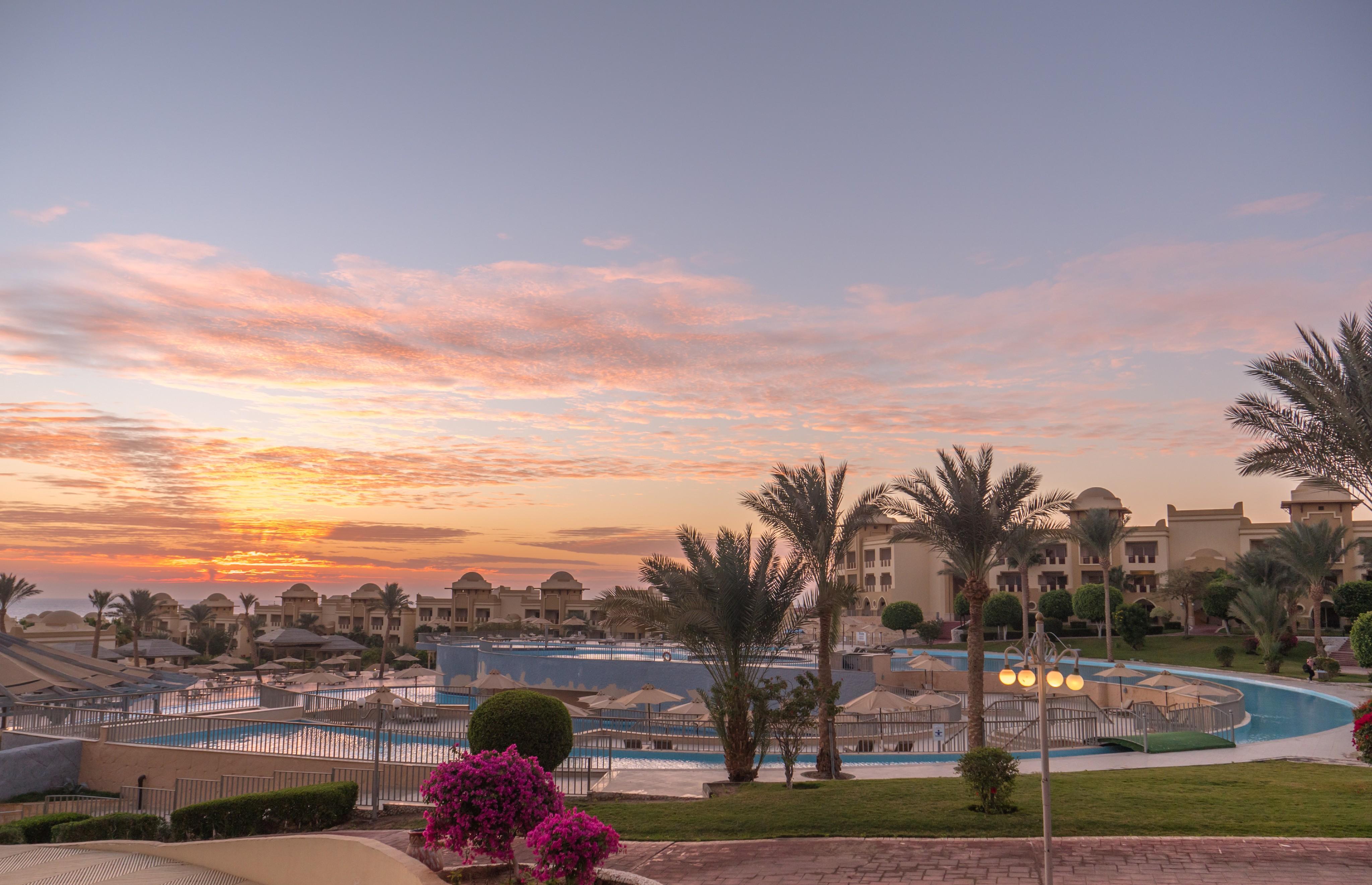 Serenity Alpha Beach - Ex Serenity Makadi Beach Exteriér fotografie Sunset at the Hilton Hurghada