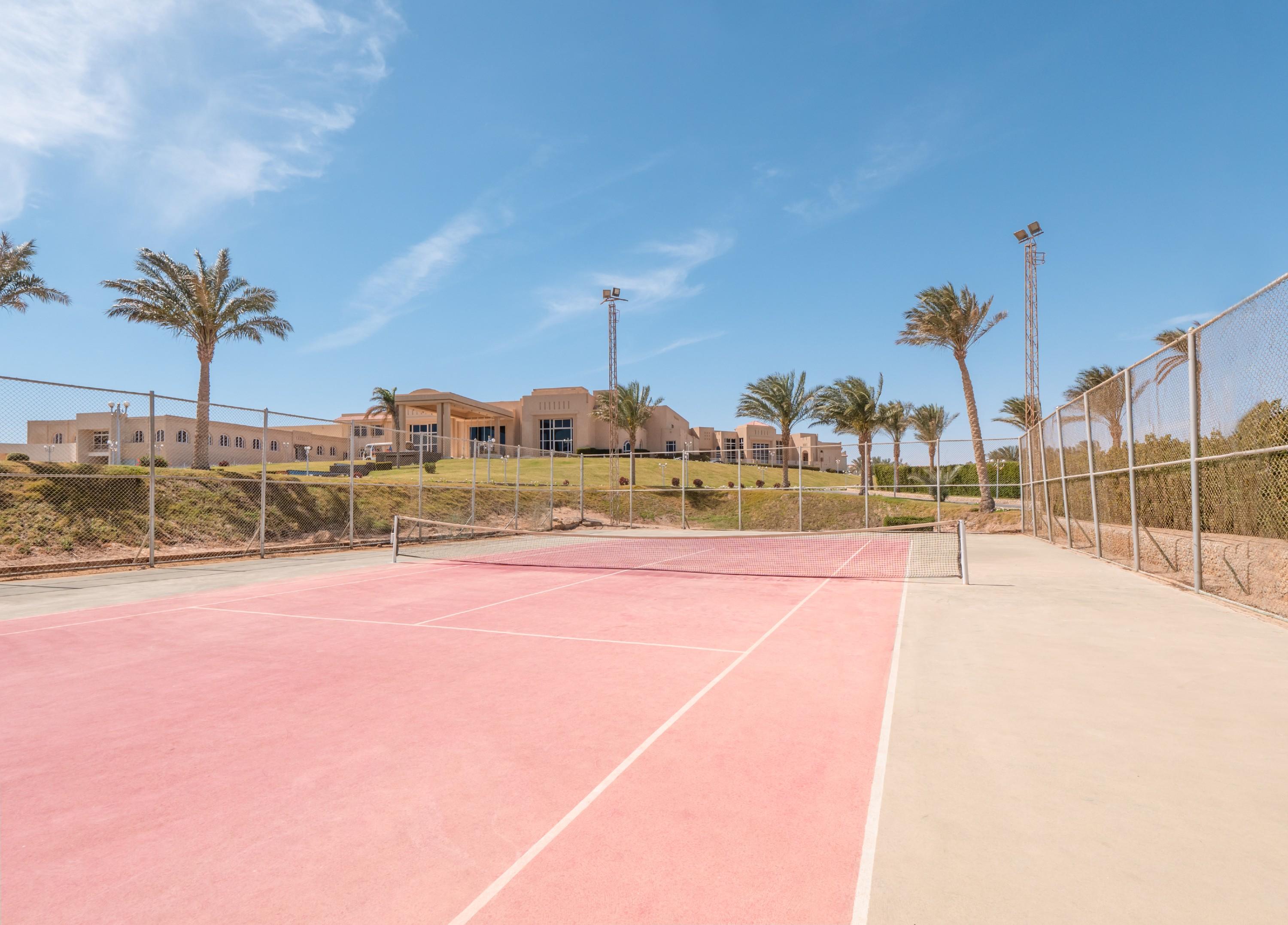 Serenity Alpha Beach - Ex Serenity Makadi Beach Exteriér fotografie Tennis courts at the resort