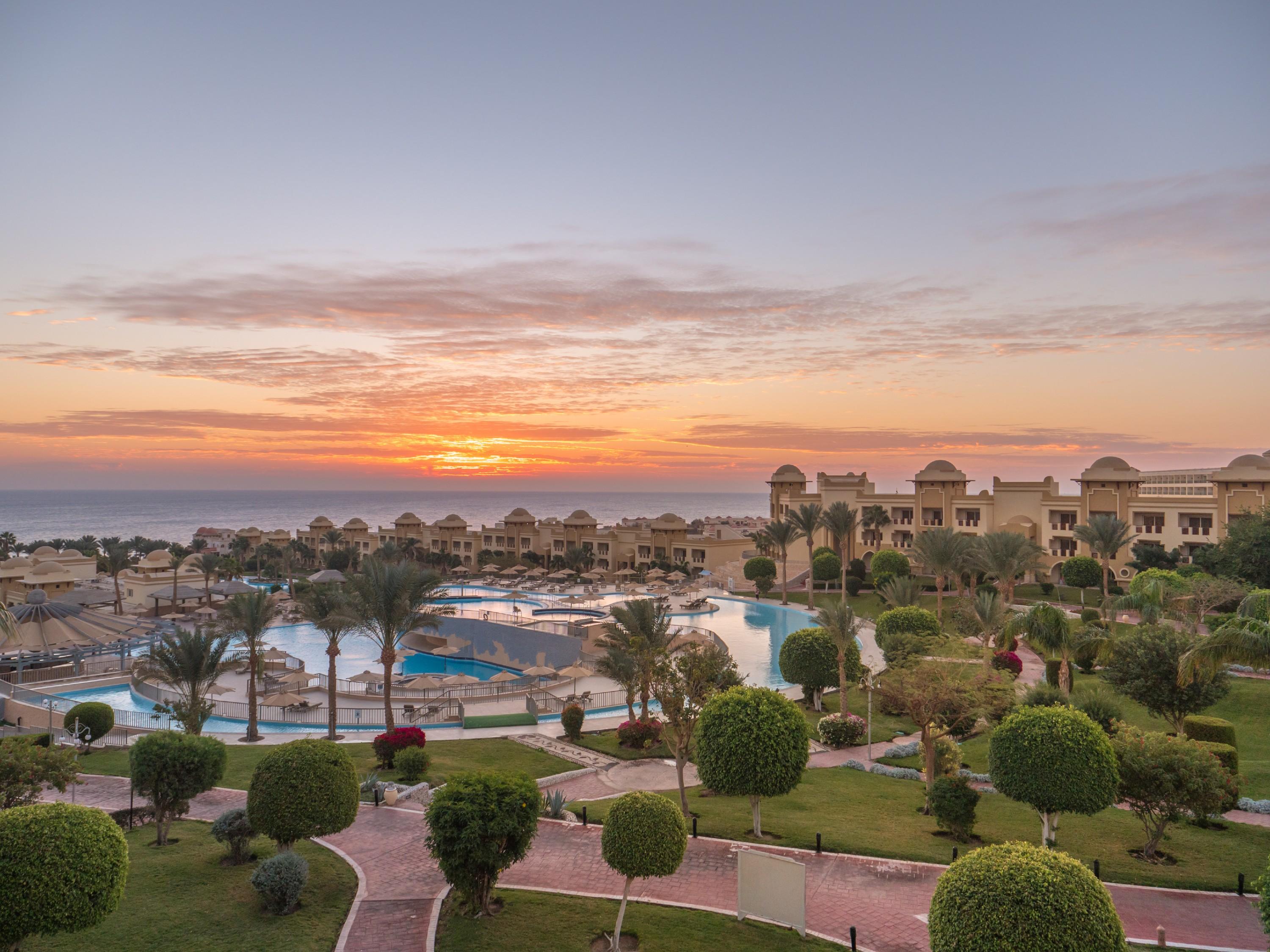 Serenity Alpha Beach - Ex Serenity Makadi Beach Exteriér fotografie Sunrise at the resort