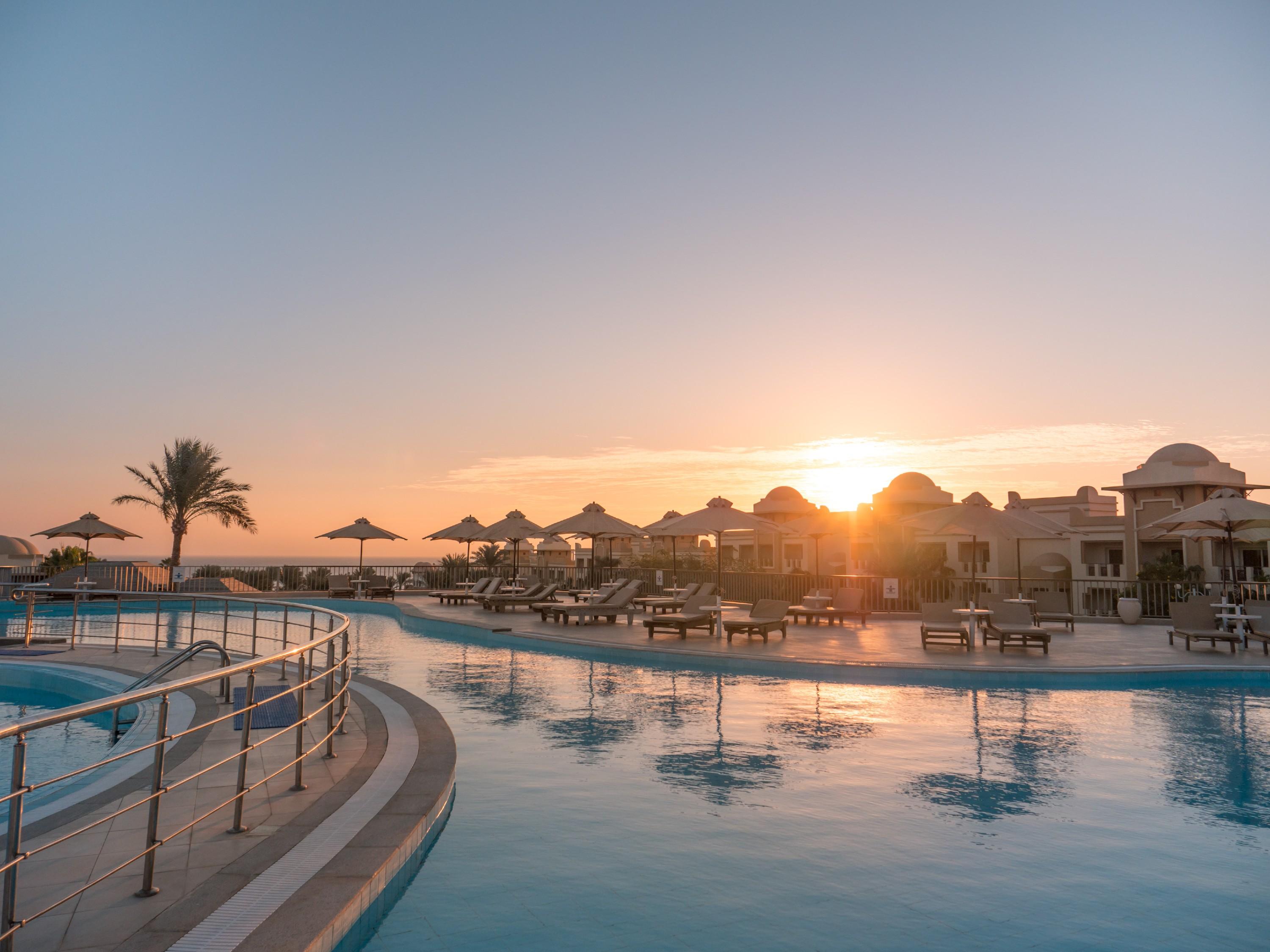Serenity Alpha Beach - Ex Serenity Makadi Beach Exteriér fotografie Sunset at the pool